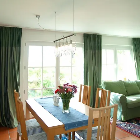 Froschkonig Mit 2 Schlafzimmer Apartment